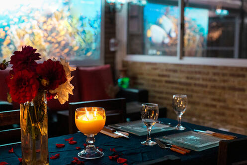 salón con proyector y música